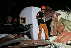 Retter suchten weiter nach m&ouml;glichen Versch&uuml;tteten. - &copy; Aaron Favila/AP/dpa