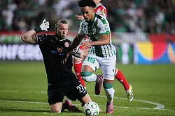 Der FSV Mainz 05 um Torwart Robin Zentner (l) lieferte sich eine umkämpfte Partie gegen Omonia Nikosia. - © Petros Karadjias/AP/dpa