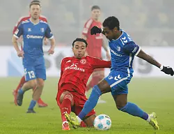 Vor der Pause war das Spiel ausgeglichen - © Roland Weihrauch/dpa