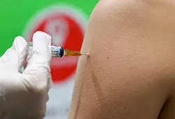 Eine Grippeschutzimpfung enth&auml;lt immer Influenza-Viren von mehreren Grippe-St&auml;mmen. - &copy; Jens Kalaene/dpa