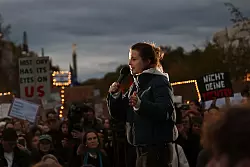 Luisa Neubauer kritisiert Merz für seine Äußerung. - © Lilli Förter/dpa