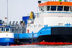 Die Einsatzkräfte errichteten Ölsperren. - © Sina Schuldt/dpa