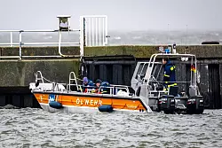 Ein spezielles Ölschiff ist im Einsatz. - © Sina Schuldt/dpa