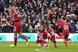 Liverpool-Kapit&auml;n Virgil van Dijk lief unter anderem mit Diogo Jotas Kindern ein. - &copy; Peter Byrne/PA Wire/dpa