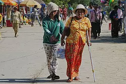Hunderttausende Bewohner der Grenzregion wurden in die Flucht getrieben. - © Heng Sinith/AP/dpa