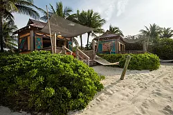 Ein bisschen Einsamkeit gibt es auch auf den Reederei-Inseln: in H&uuml;tten wie auf der Castaway Cay von Disney. - &copy; Kent Phillips/Disney Cruise Line/dpa-tmn