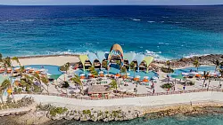Ganz frisch er&ouml;ffnet: Der erste Beachclub von Royal Caribbean auf Paradise Island nahe Nassau auf den Bahamas - anders als die Privatinseln kostet er Eintritt. Daf&uuml;r gibt es unter anderem eine Getr&auml;nke-Flatrate. - &copy; Royal Caribbean Group/dpa-tmn