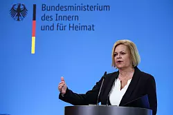 Faeser zweifelt daran, dass Merz\\\' Vorschläge rechtskonform sind. - © Hannes P Albert/dpa