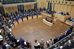 Die Bundesrats-Mitglieder erhoben sich zum Gedenken an die vom NS-Regime ermordeten Sinti und Roma. - © Joerg Carstensen/dpa