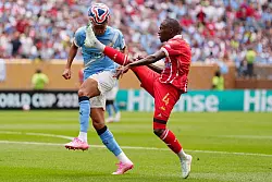 Wydad AC und Thembinkosi Lorch (r) müssen sich geschlagen geben. - © Derik Hamilton/FR170553 AP/AP/dpa