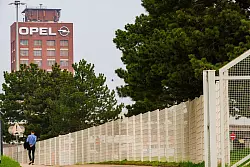 Seit mehr als 125 Jahren werden in Rüsselsheim Autos bei Opel gebaut. (Archivbild) - © Andreas Arnold/dpa