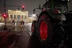 Landwirte stehen bereits jetzt mit ihren Traktoren vor dem Brandenburger Tor. Sie wollen an der Gro&szlig;-Demonstration am kommenden Montag teilnehmen. - &copy; J&ouml;rg Carstensen/dpa