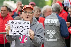 Dieser Köln-Fan verbindet große Hoffnungen mit Funkel. - © Rolf Vennenbernd/dpa