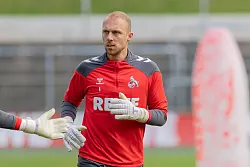 Torwart Marvin Schwäbe hat über das erste Training mit Friedhelm Funkel gesprochen. - © Rolf Vennenbernd/dpa