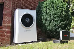 Eine Wärmepumpe an einer Hauswand. Am 8. September soll es Klarheit darüber geben, wie die Regelungen des sogenannten Heizungsgesetzes genau aussehen werden. - © Doreen Garud/dpa