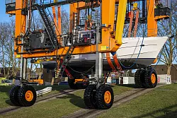 Die Schiffe werden von einem Spezialkran aus dem Rhein gehoben und kommen dann auf Tieflader, die sie in die Messehallen bringen. - &copy; Christoph Reichwein/dpa