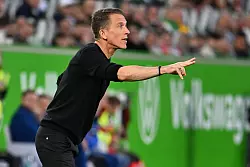 Wolfsburgs Trainer Daniel Bauer bei seinem Bundesliga-Debüt. - © Swen Pförtner/dpa