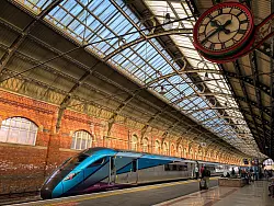 Ein Transpennine Express in Darlington: Die Zugfahrt von York dorthin dauert 30 Minuten, die Weiterfahrt nach Shildon 20 Minuten. Ab London ist man damit knapp drei Stunden unterwegs. - © Stephan Weißenborn/dpa-tmn