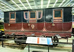 Einer der ältesten überlebenden Eisenbahnwaggons: Carriage No. 59, Baujahr 1847. Zu bestaunen im Locomotion-Museum. - © Stephan Weißenborn/dpa-tmn