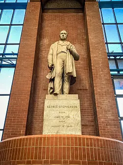 «Father of Railways» wird George Stephenson wegen seiner Errungenschaften auch genannt. Hier seine Statue im National Railway Museum in York. - © Stephan Weißenborn/dpa-tmn