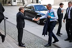 &laquo;Du mit Deinem starken Kompass&raquo; - bei der Botschafterkonferenz im Ausw&auml;rtigen Amt lobt Kanzler Friedrich Merz Au&szlig;enminister Johann Wadephul (beide CDU) in den h&ouml;chsten T&ouml;nen. - &copy; Christophe Gateau/dpa