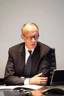 Zwei Tage nach seinem Amtsantritt telefoniert der neue Kanzler erstmals mit dem US-Präsidenten. - © Steffen Kugler/Presse- und Informationsamt der Bundesregierung/dpa