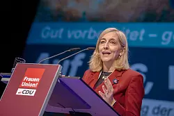 Bundesgesundheitsministerin NIna Warken bei ihrer Antrittsrede. - &copy; Stefan Puchner/dpa