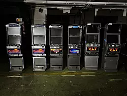 Bei einem Einsatz gegen illegales Glücksspiel stellt die Polizei manipulierte Spielautomaten in Brilon im Sauerland sicher. - © Polizei Paderborn/dpa