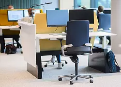 Wegen des Homeoffice-Trends bleiben in vielen B&uuml;ros Schreibtische leer. (Archivbild) - &copy; Philip Dulian/dpa/dpa-tmn