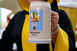 Der Krug soll in diesem Jahr eine Hommage an die Wiesn-Bedienungen sein. - © Sven Hoppe/dpa