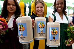 Amiera Harithas (l) und Dinah-Charles Francis (r) haben das Motiv für den Krug entworfen. - © Sven Hoppe/dpa