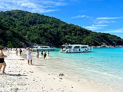 In der Trockenzeit tummeln sich jeden Tag Touristen an den schneeweißen Stränden der Similan Islands. (Archivbild) - © Carola Frentzen/dpa