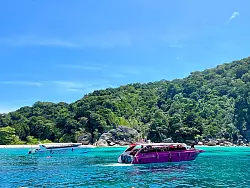 Zahlreiche Touristenboote steuern täglich die Similan Islands in der Andamanensee an. (Archivbild) - © Carola Frentzen/dpa