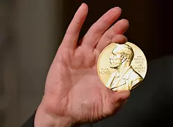 Wer die Medaille für den Medizin-Nobelpreis bekommt, wird stets als erstes im Nobelpreisreigen verkündet. (Archivbild) - © Angela Weiss/Pool AP/dpa