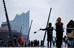 St&uuml;rmischer Wind im Hamburger Hafen vor der Silhouette der Elbphilharmonie. - &copy; Christian Charisius/dpa