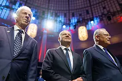 Seite an Seite: Kanadas Sondergesandter Stéphane Dion (v.l.), Kanzler Olaf Scholz und Niedersachsens Ministerpräsident Stephan Weil setzen auf mehr Zusammenarbeit. - © Michael Matthey/dpa