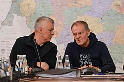 Polens Regierungschef Donald Tusk (rechts) nahm erneut an einer Krisensitzung teil. - &copy; Maciej Kulczynski/PAP/dpa