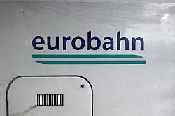 Das Logo der Eurobahn wird auch künftig an vielen Bahnhöfen zu sehen sein. - © Federico Gambarini/dpa