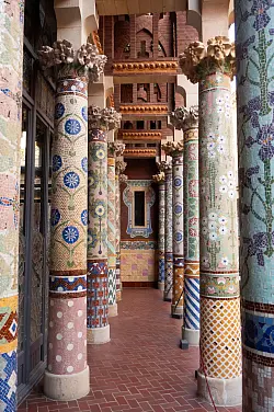 Reich ornamentiert sind die S&auml;ulen im Palau de la M&uacute;sica Catalana. - &copy; Andreas Drouve/dpa-tmn