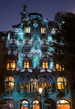 Auch ein Hingucker, vor allem, wenn sie beleuchtet ist: die Fassade der Casa Batll&oacute;. - &copy; Andreas Drouve/dpa-tmn