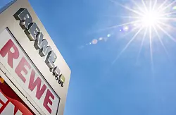 Die Rewe-Gruppe hat 2024 mehr Umsatz und Gewinn gemacht als im Vorjahr. - © Thomas Banneyer/dpa