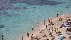 Der zur Rewe-Gruppe gehörende Reiseveranstalter Dertour profitiert von der Reiselust der Menschen in Deutschland. - © Clara Margais/dpa