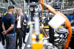 Besuch in der Produktion: Minister in Emden - &copy; Sina Schuldt/dpa