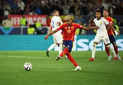 Mann des Spiels im Halbfinale gegen Frankreich: Spaniens Lamine Yamal. - © Christian Charisius/dpa