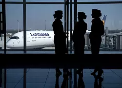Beim fliegenden Personal will Lufthansa keine Jobs streichen. - &copy; Sven Hoppe/dpa