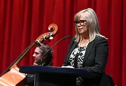 Oberbürgermeisterin Simone Borris sprach beim Weihnachtskonzert zum Gedenken an die Opfer. - © Heiko Rebsch/dpa