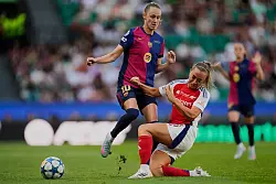 Barcelona (links) und Arsenal lieferten sich ein packendes Duell - © Jose Breton/AP/dpa