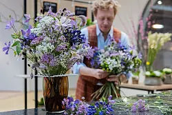 Den Blumenstrau&szlig; f&uuml;r zu Hause kaufen sich vor allem Frauen immer h&auml;ufiger selbst. - &copy; Rolf Vennenbernd/dpa