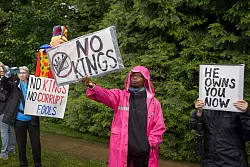 Das Krypto-Dinner mit dem Präsidenten stößt auf Kritik und wird von Protesten begleitet. - © Rod Lamkey/FR172078/AP/dpa
