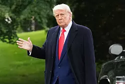 Trump macht sich auf den Weg zu seinem Krypto-Dinner. - © Jacquelyn Martin/AP/dpa